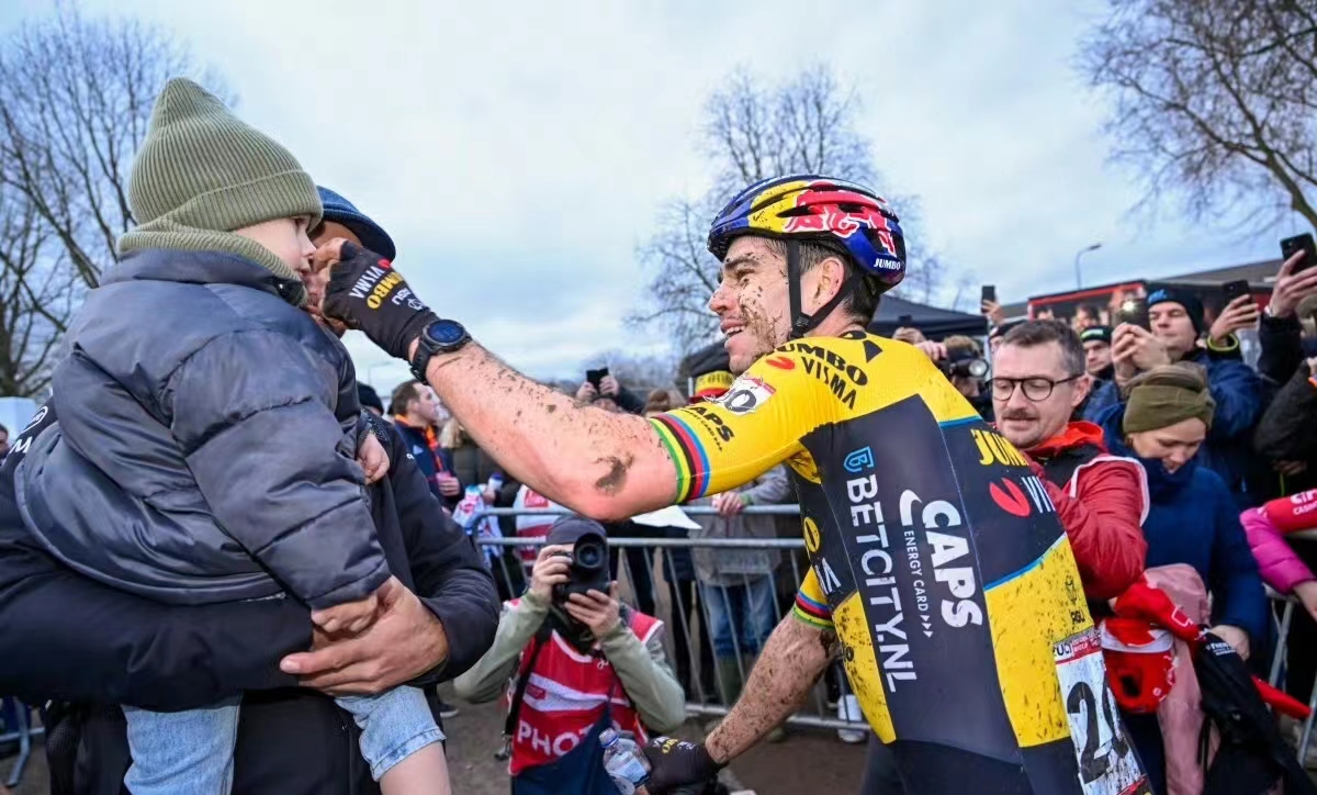 Afscheid en wedergeboorte van JUMBO Wisma Racing Team, Van Aerts CX World Cup-campagne
